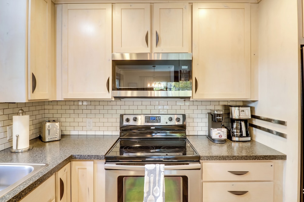 5 Mi to Whitefish Resort: Getaway w/ Shared Patio