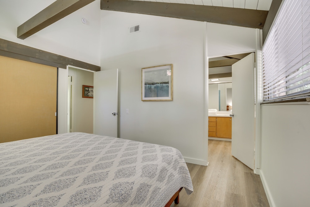 3 Mi to Lake Arrowhead: Cabin w/ Furnished Deck!
