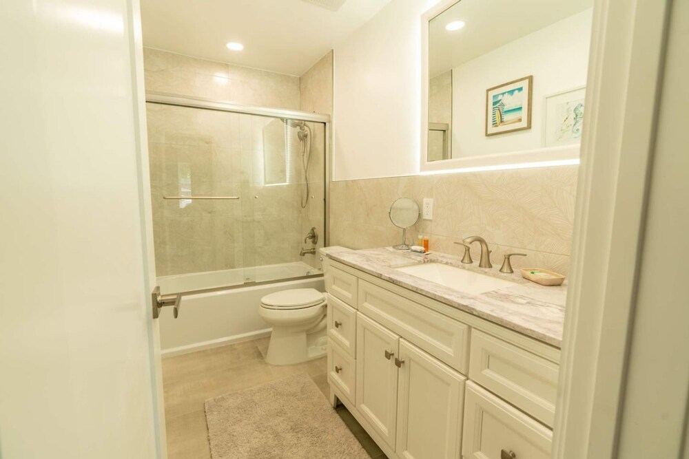 The Aqua Villa in Hollywood