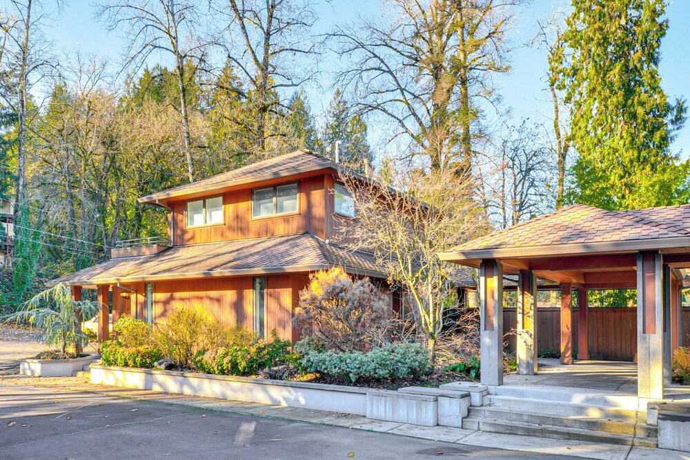 Walk to Willamette River: Studio in West Linn