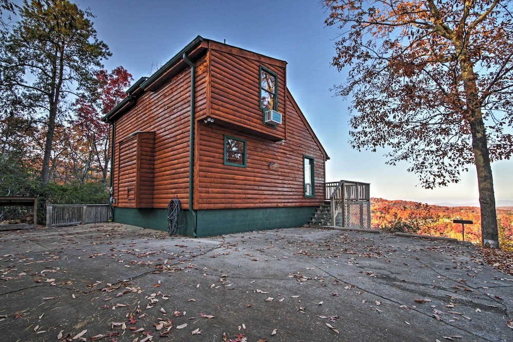 Hot Tub & Mtn Views: Scenic Cabin in Gatlinburg!
