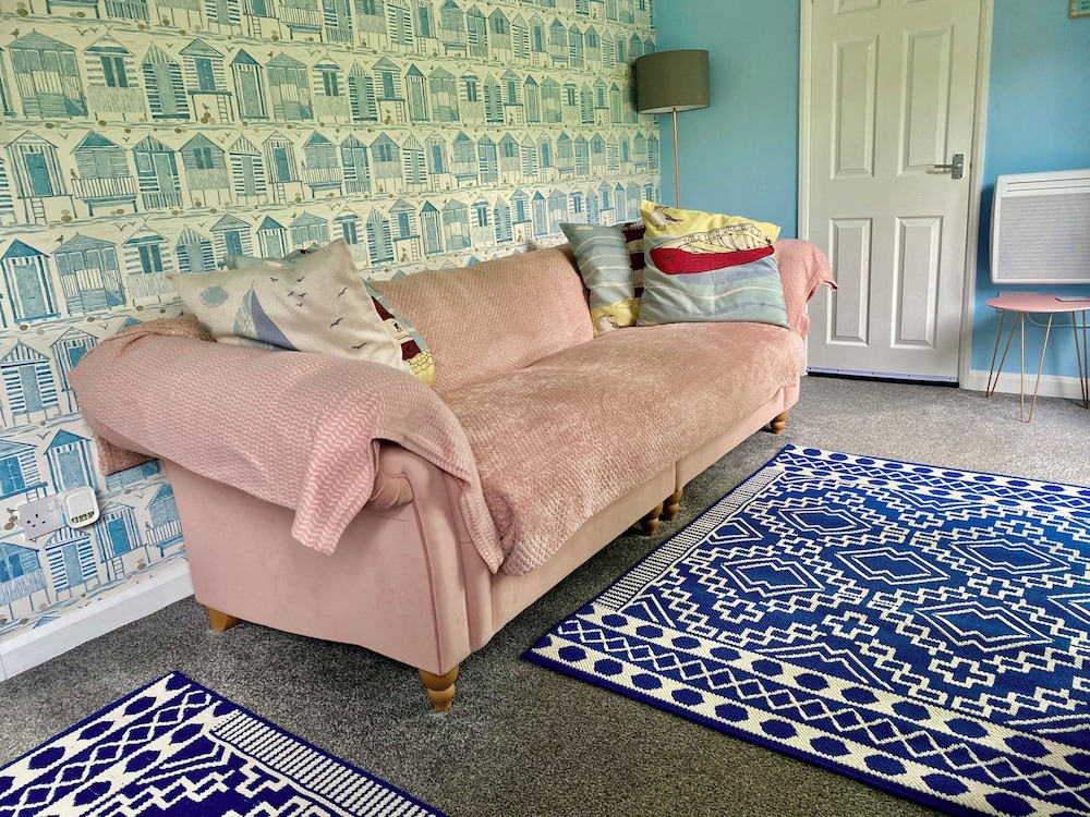 Large 3 bed Chalet -sleeps 6- dog Friendly- Garden