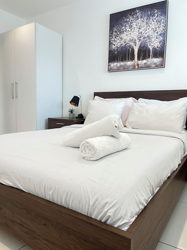 Easy Stay at Embassy Gardens Apartment