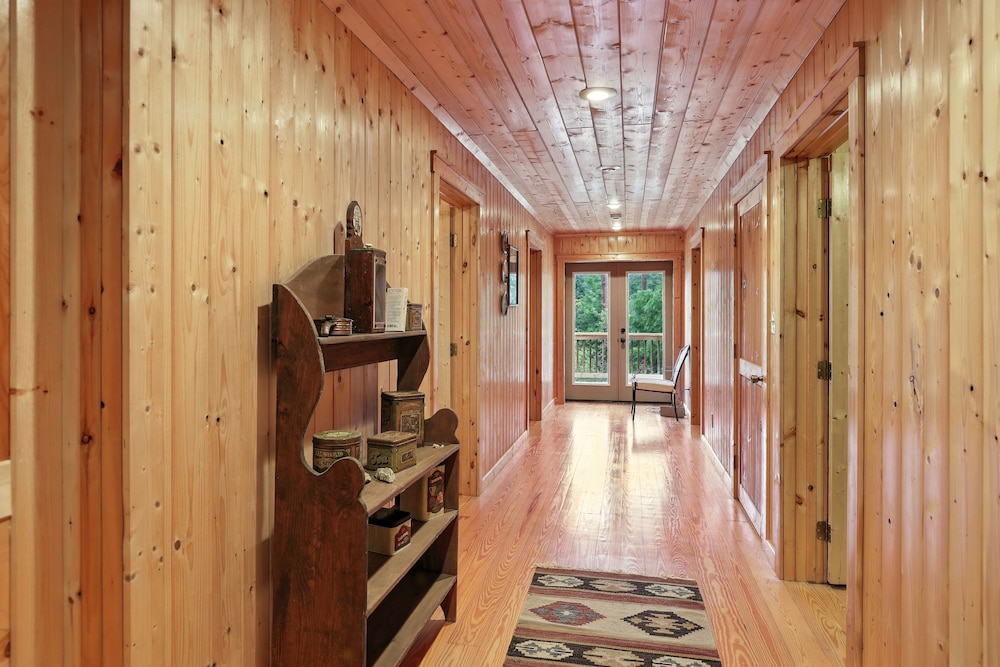 Secluded Mountain Retreat With Stunning Views 4 Bedroom Home