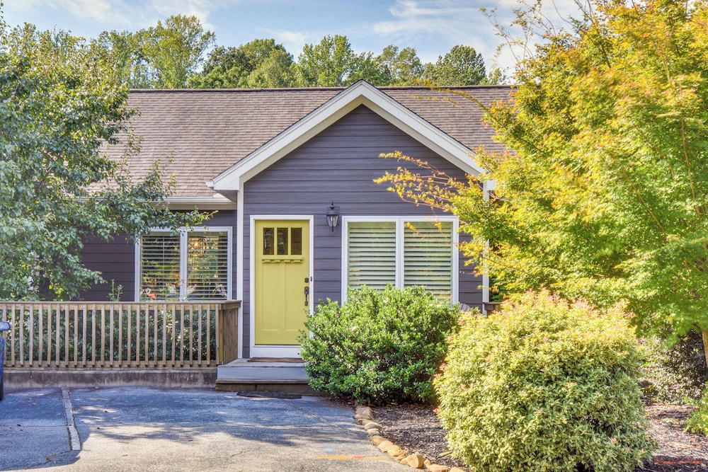 Lakefront Fun Near Clemson! Retreat w/ Pool Access