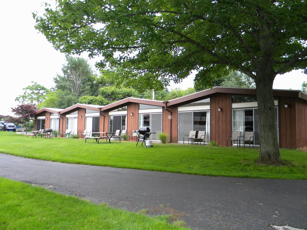 Nader's Motel & Suites
