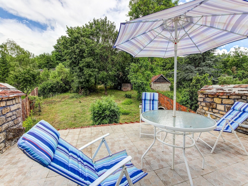 Traditional Holiday Home in Brinon sur Beuvron