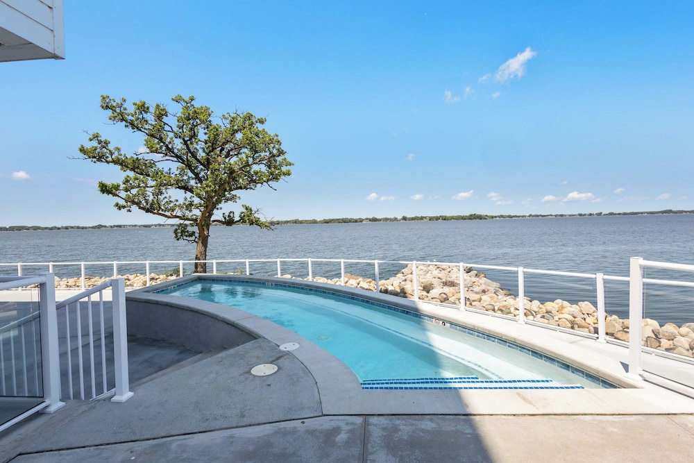 Luxury Lakefront Condo w/ Private Hot Tub & Sauna