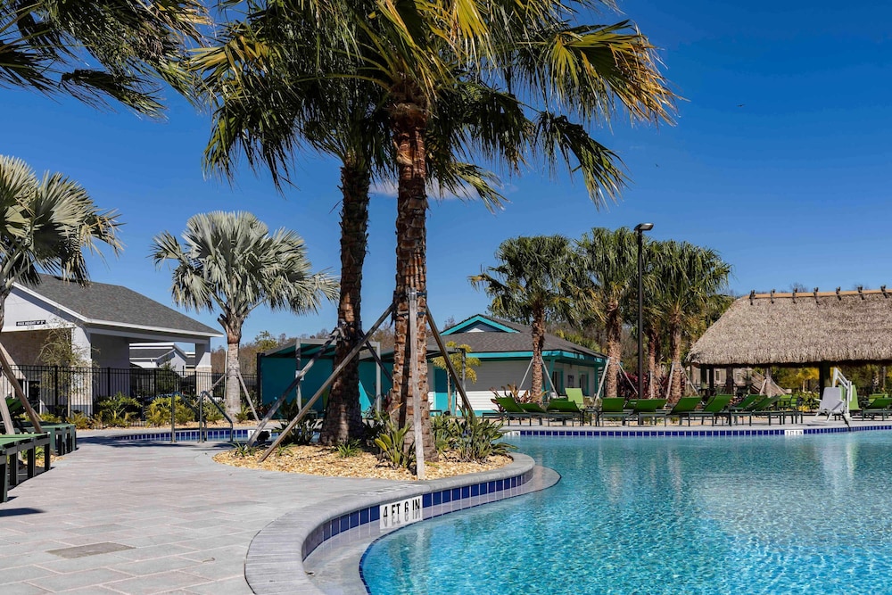 Stylish 4BR Pool Townhome Storey Lake