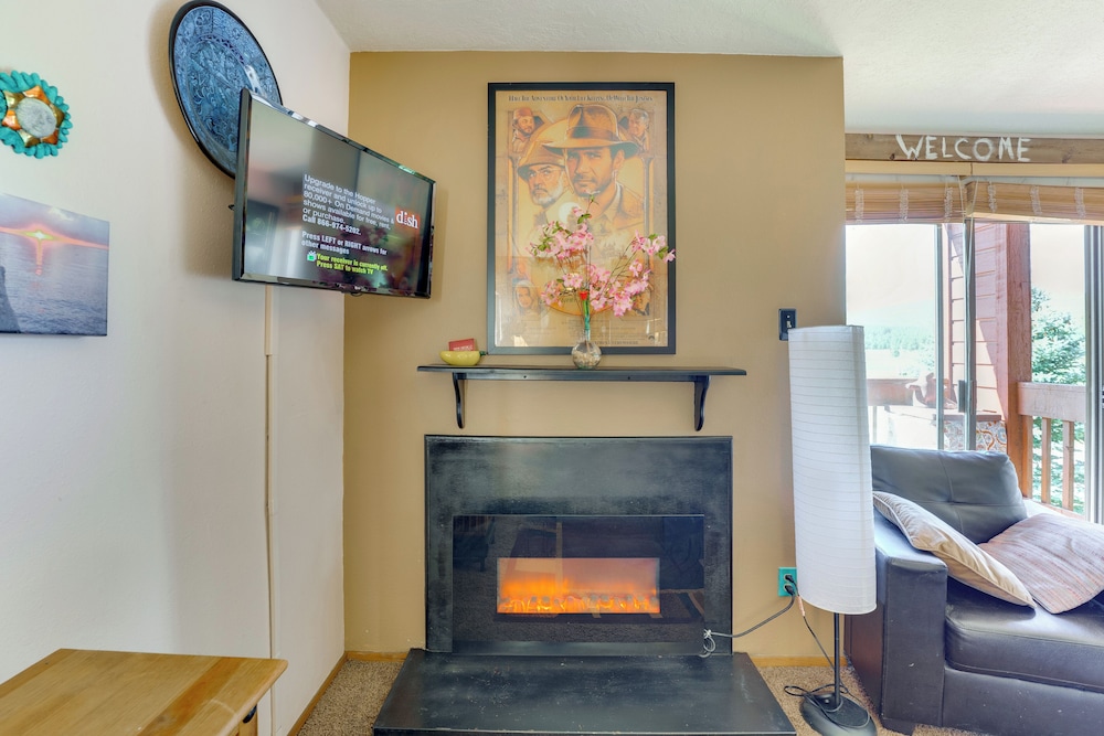 Walk to Angel Fire Resort: Getaway w/ Balcony