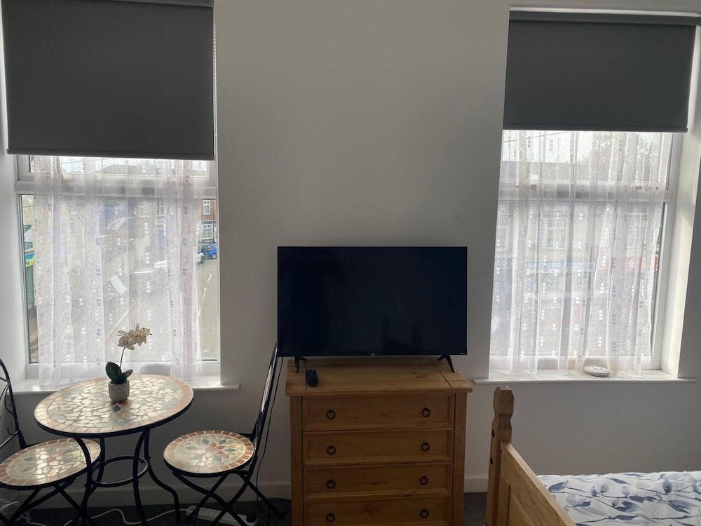Charming 1-bed Studio in Coventry view 2