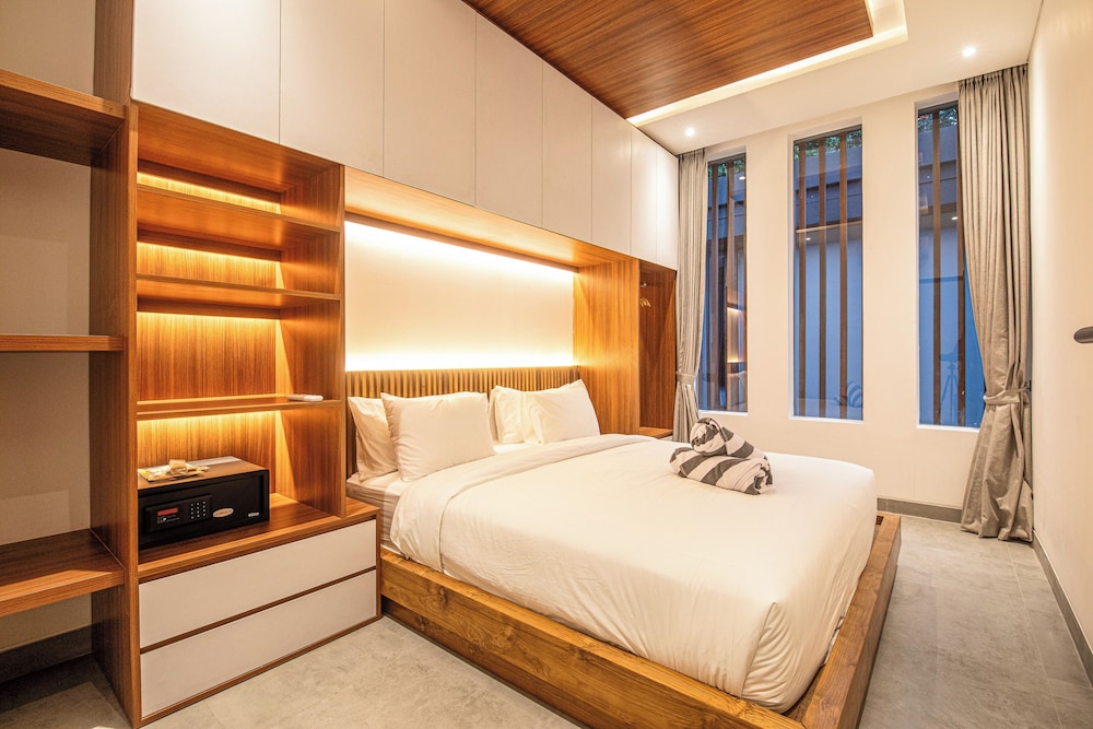 Elegant 5BR Canggu Villa 400m to Pristine Beach