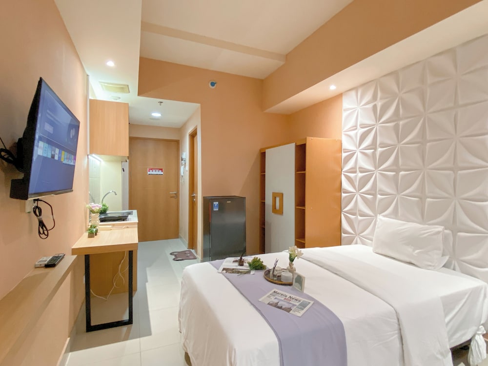 Peach Tone Studio At Evenciio Margonda Apartment