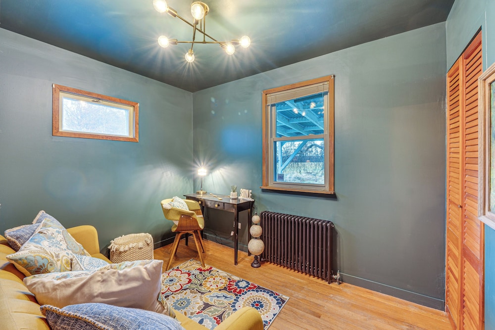 Charming Gardiner Home w/ Yard & Sunroom