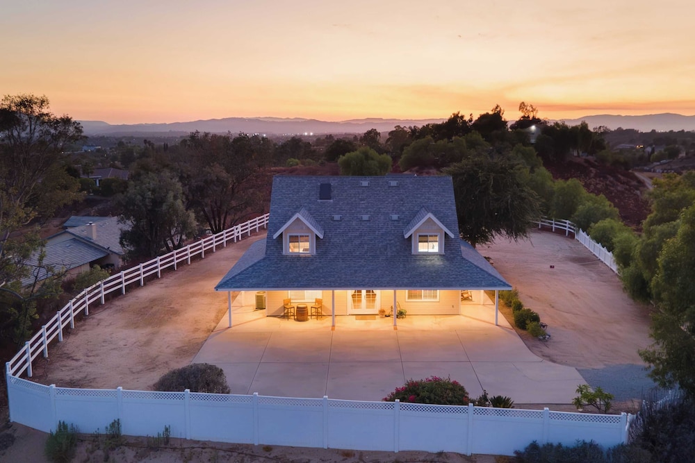 Wine Country Retreat Gorgeous Views, Minutes to Wineries