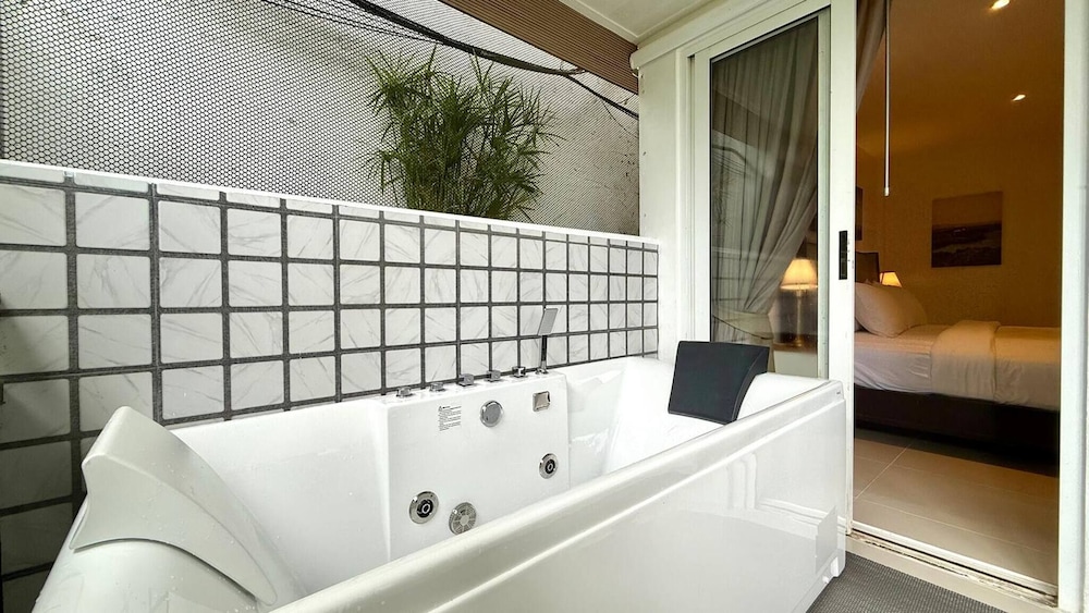 B11 Sunset Plaza Partial Seaview 1 Bedroom 1 Bathroom With Large Jaguzzi