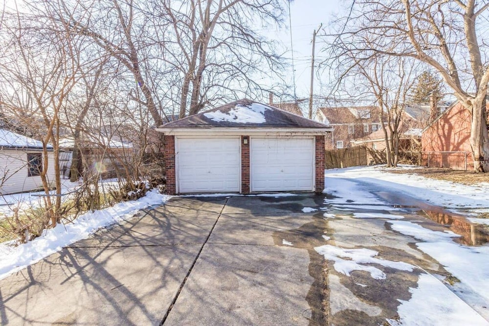 Spacious Luxury Home 5 min to Detroit Golf Club 4 car Free Parking view 5