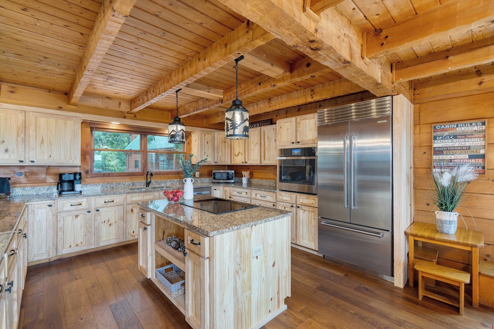 Big Bear Lodge by Avantstay Smoky Mountain Views, Hot Tub, Theater & Game Room