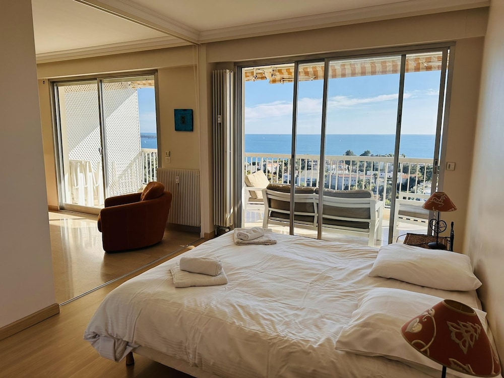 Large Light and Modern 2 Bedroomed Apartment in Cannes With Sea Views Pool and Lovely Terrace - 1503