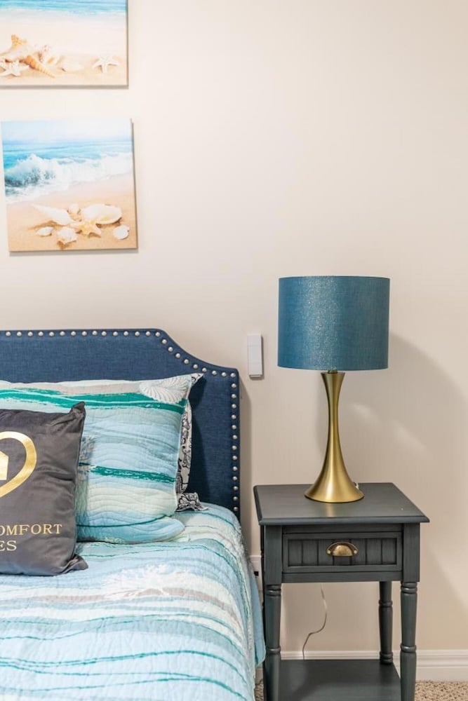 3BR 2 5BA Townhome 1 min to the Beach BBQ Parking - Image 2