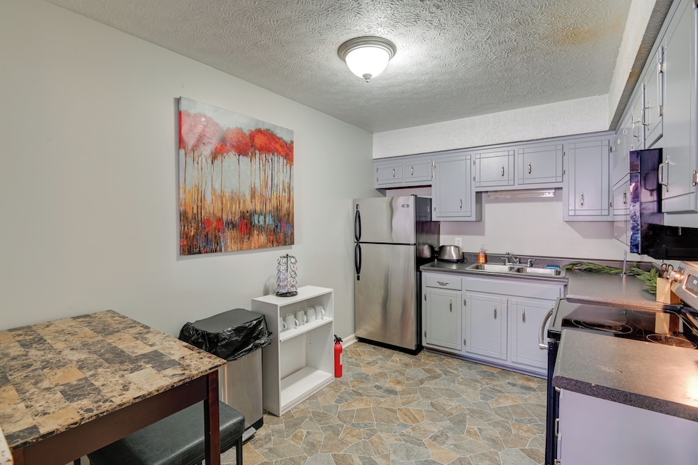 1 Mi to Dtwn: Pet-friendly Apt in Nashville
