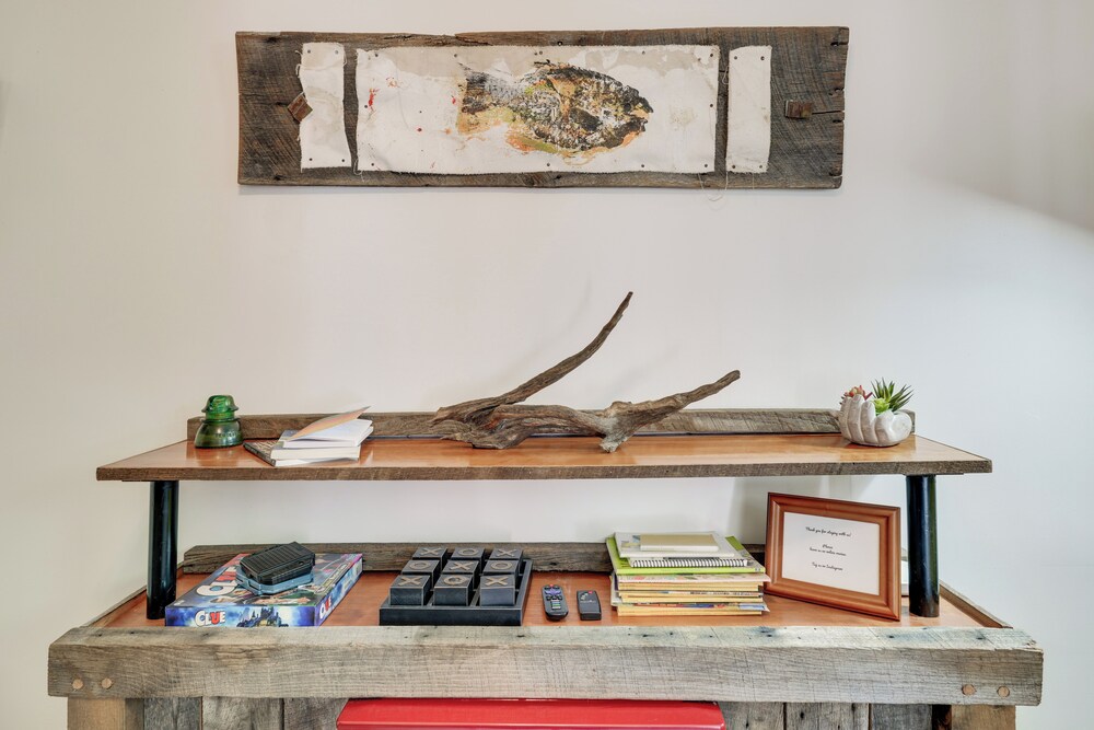Modern, Dog-friendly Getaway on Cane River!