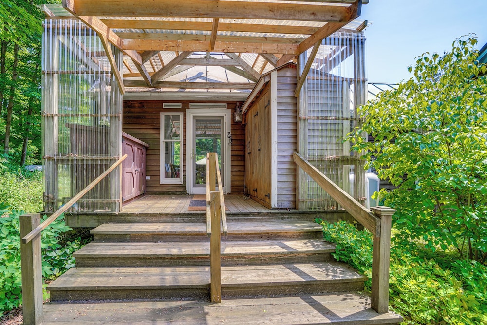 9 Mi to Dtwn Hudson: Pet-friendly Home w/ Pool