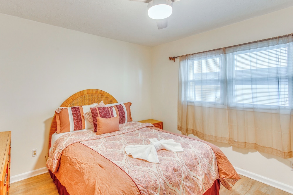 Walk to Myrtle Beach: Townhome w/ Pool Access