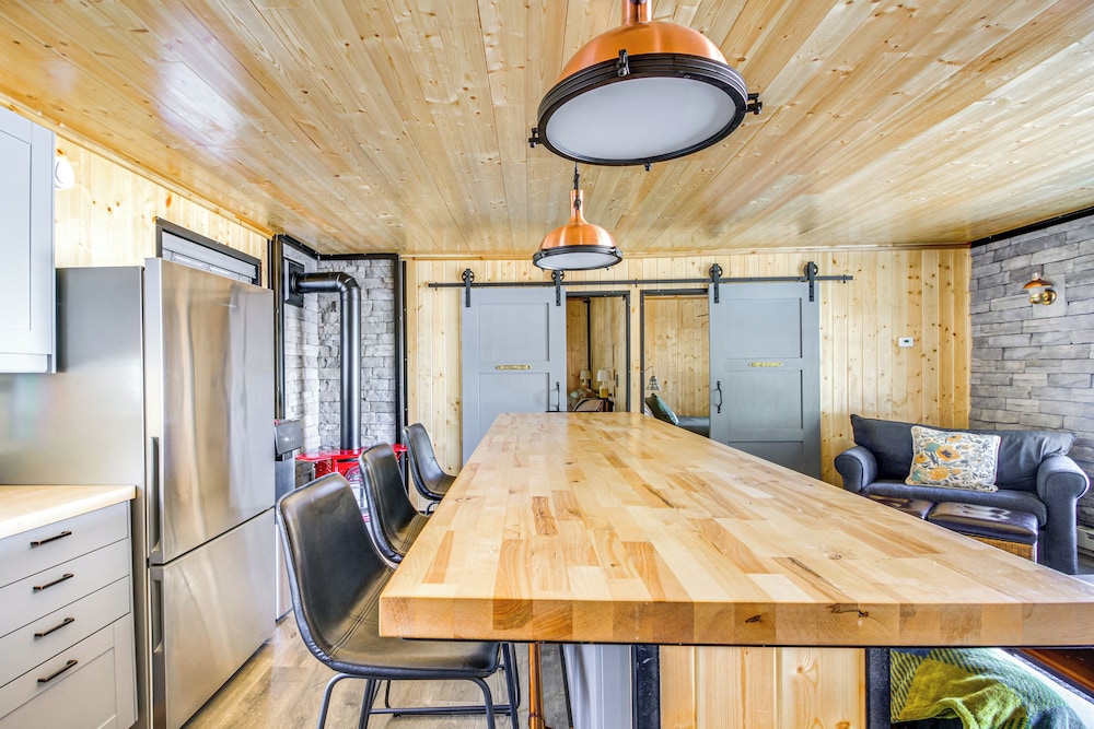 Lakefront Cabin on Lake Vermilion: Dock, Boat Lift