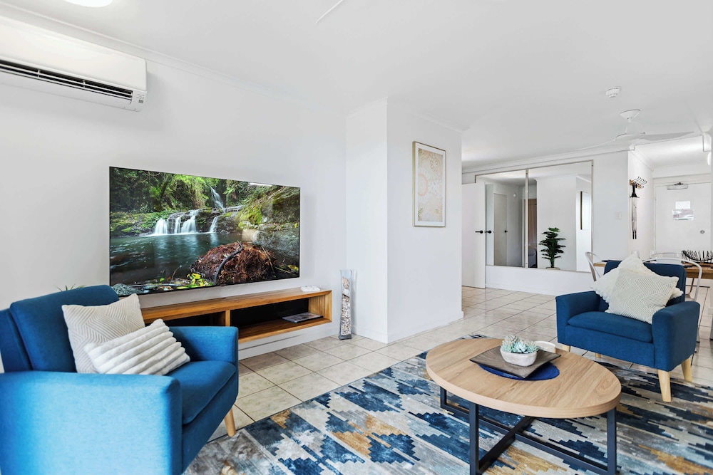 Rainforest Reef Retreat - Esplanade Ground-floor Apartment
