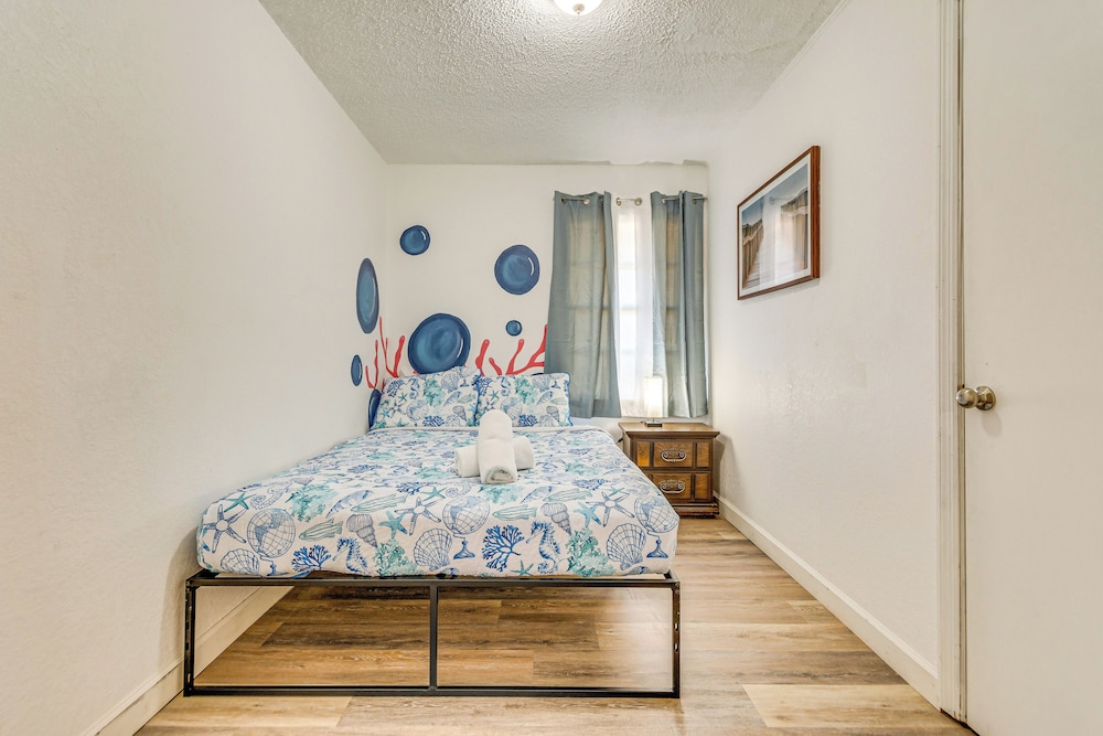 4 Mi to Beach: Spacious Fort Walton Beach Retreat!
