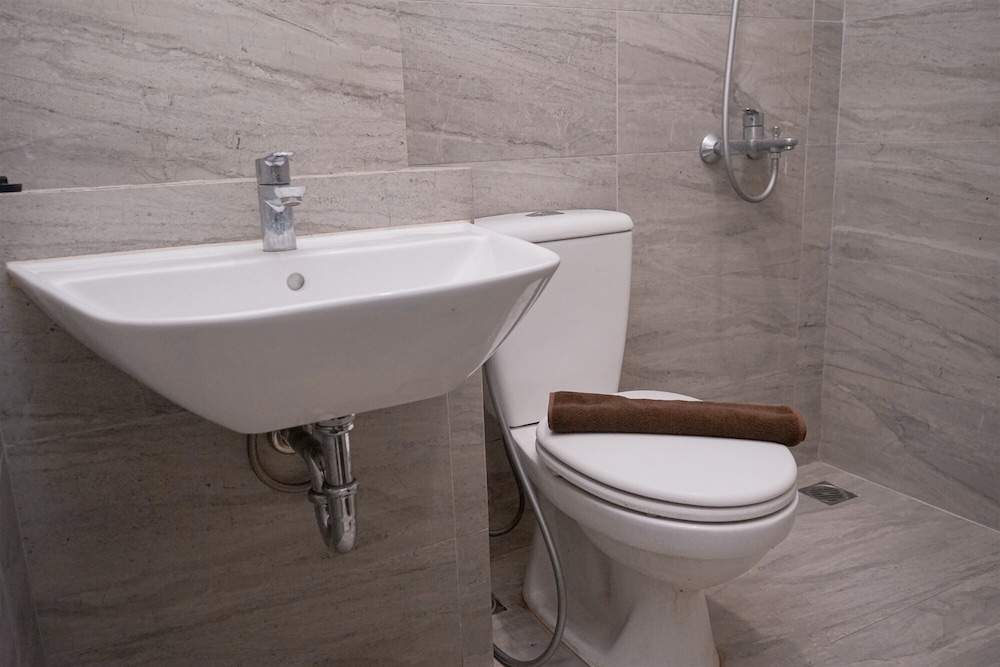 Good Deal and Comfy Studio at Collins Boulevard Apartment
