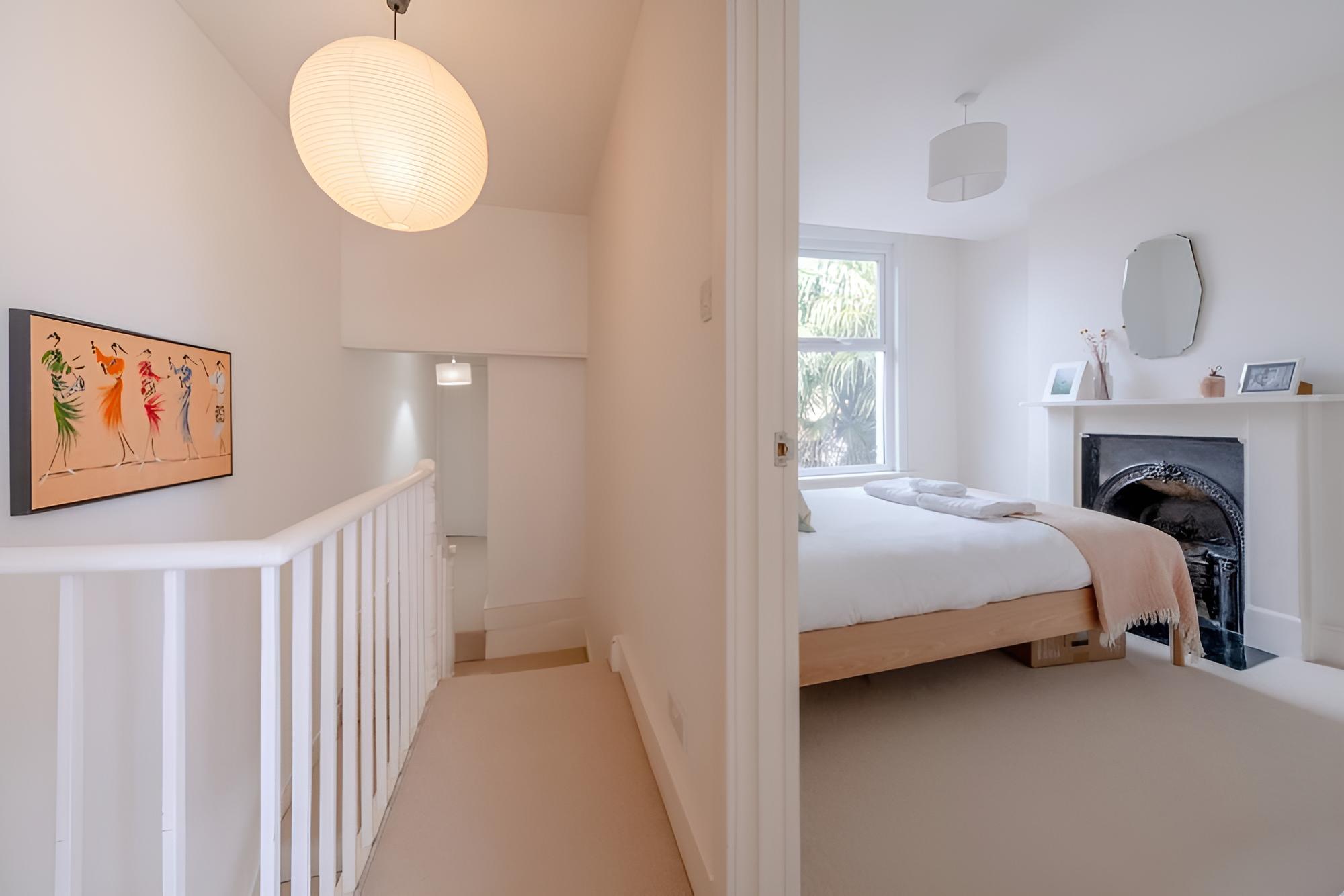 Beautiful Minimalistic 2BD House - Victoria Park