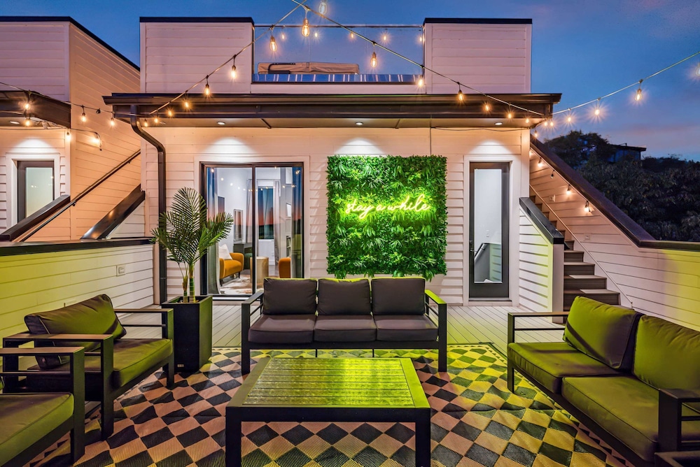2 Hot Tubs Karaoke Game Room Downtown Nashville