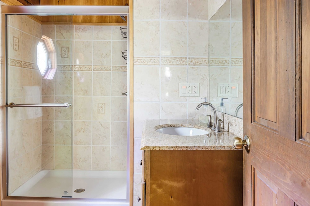 Pool+hot Tub, Firepit Near Hikes, Shops, Dining Cragswood Lodge by Avantstay