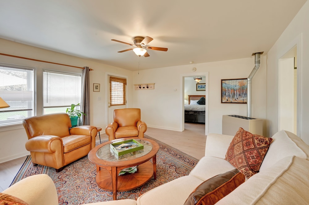 2 Mi to Fly Fishing: Bbq-ready Corvallis Apartment