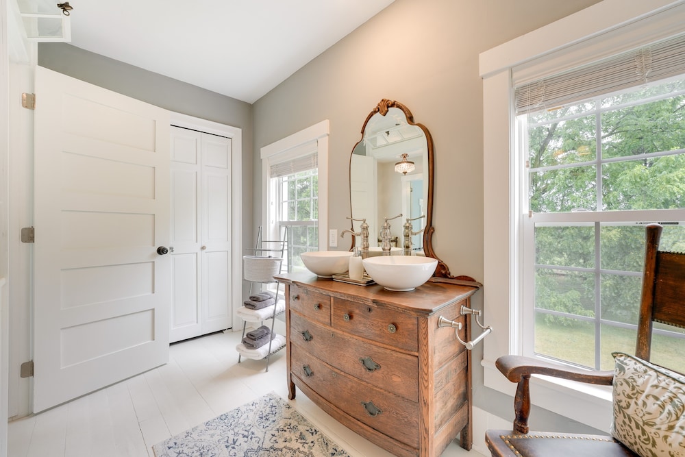 Wolcottville Farmhouse: 18 Mi to Shipshewana view 4