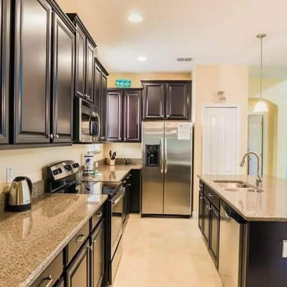 9004 Amazing 5BD With Pool