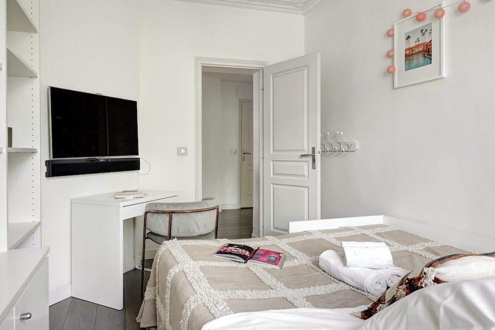 Elegant 3BR Arc de Triomphe