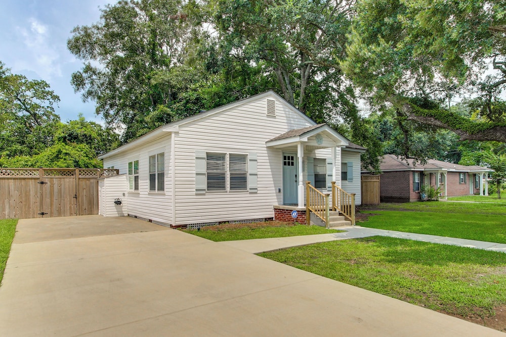 Walk to Beach, Gazebo w/ Hot Tub: Gulfport Gem!