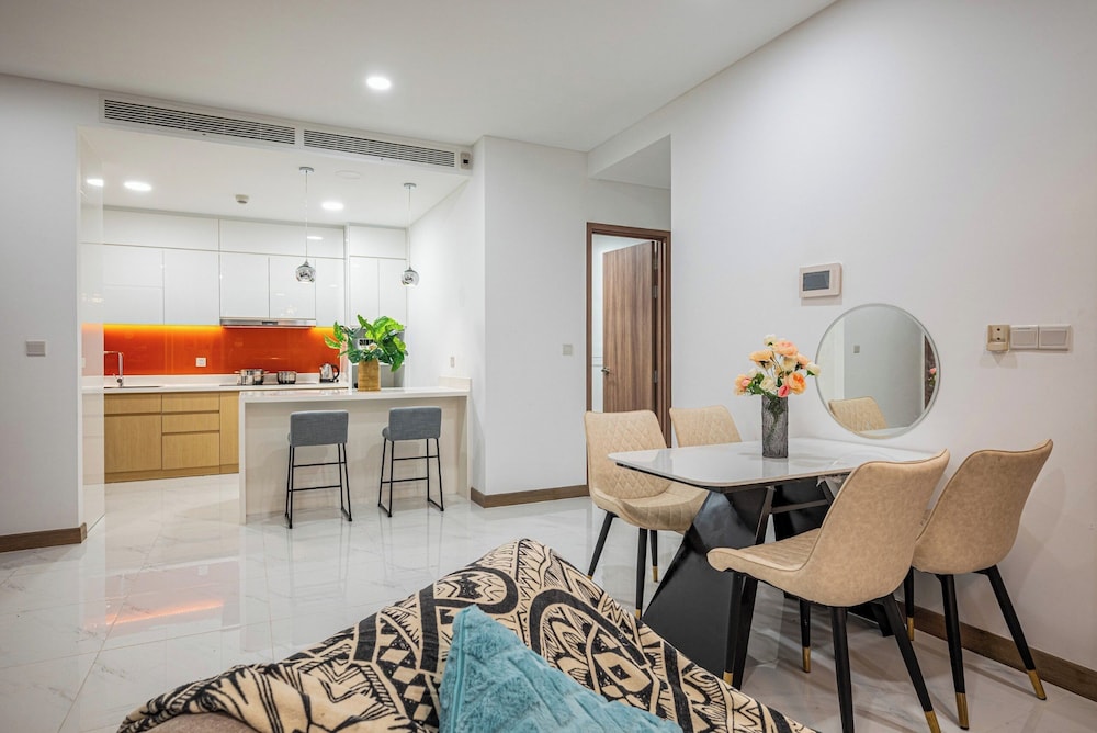 Luxury Sunwah Apartment near Landmark 81 - City View
