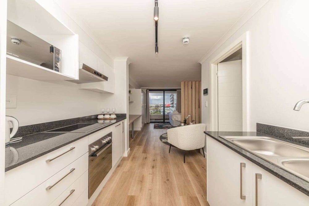 Colourful and Cosy Studio Apartment in Newlands view 3