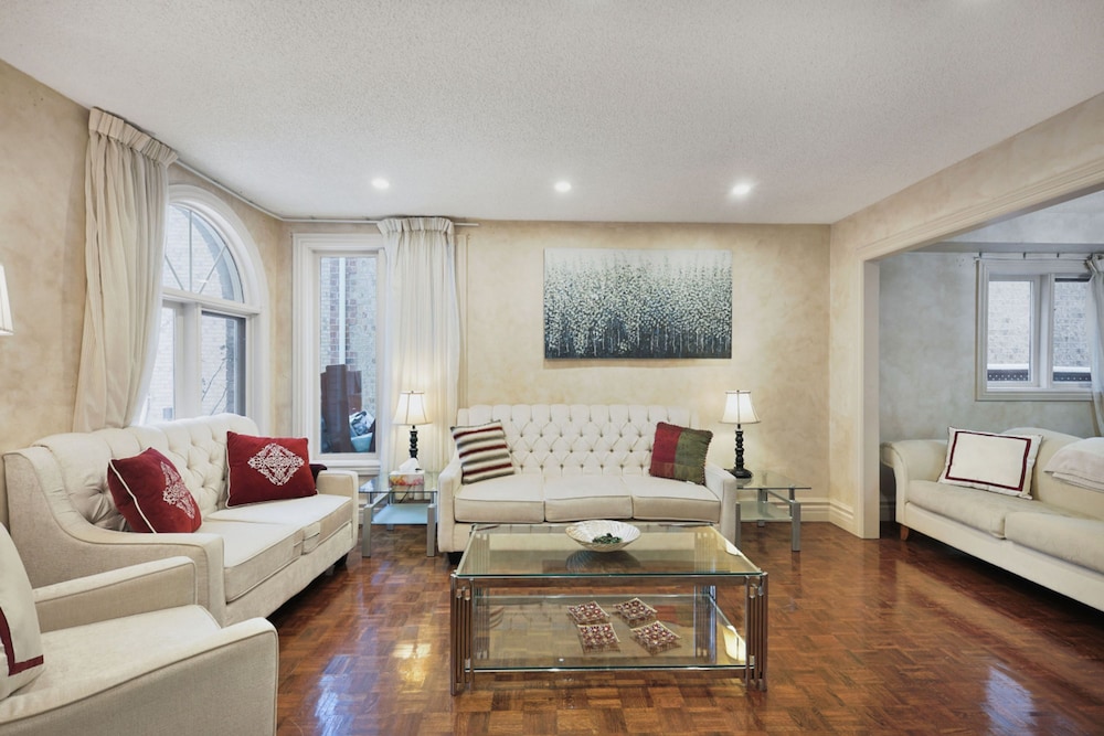 Mississauga Retreat Your Spacious 5-bedroom Home