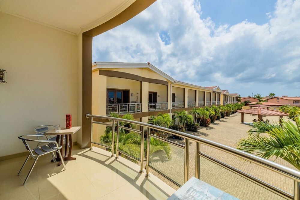 2BR 3min Walk 2 Eagle Beach Pool GYM Parking