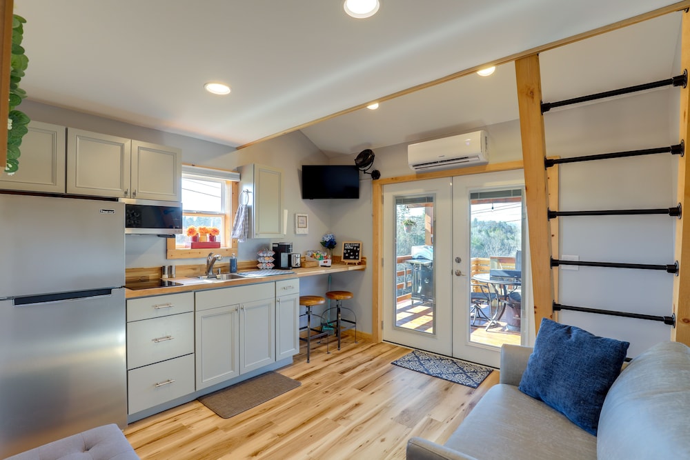 Studio w/ Loft, Hot Tub & Views in Marshall! view 4
