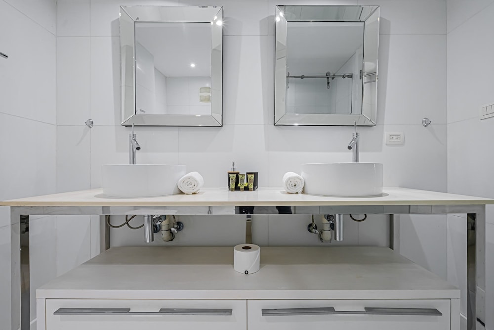 w Majestic 2BR w Perfect Balcony in YOO