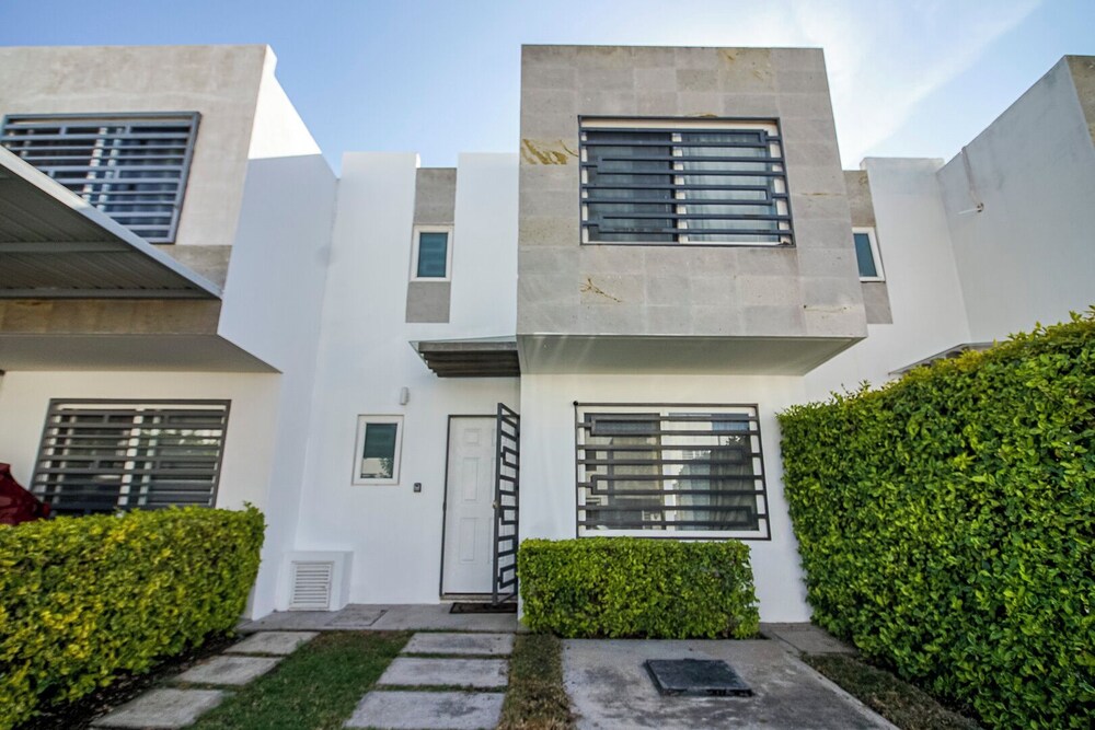 Family House with Pool & Garden in Leon