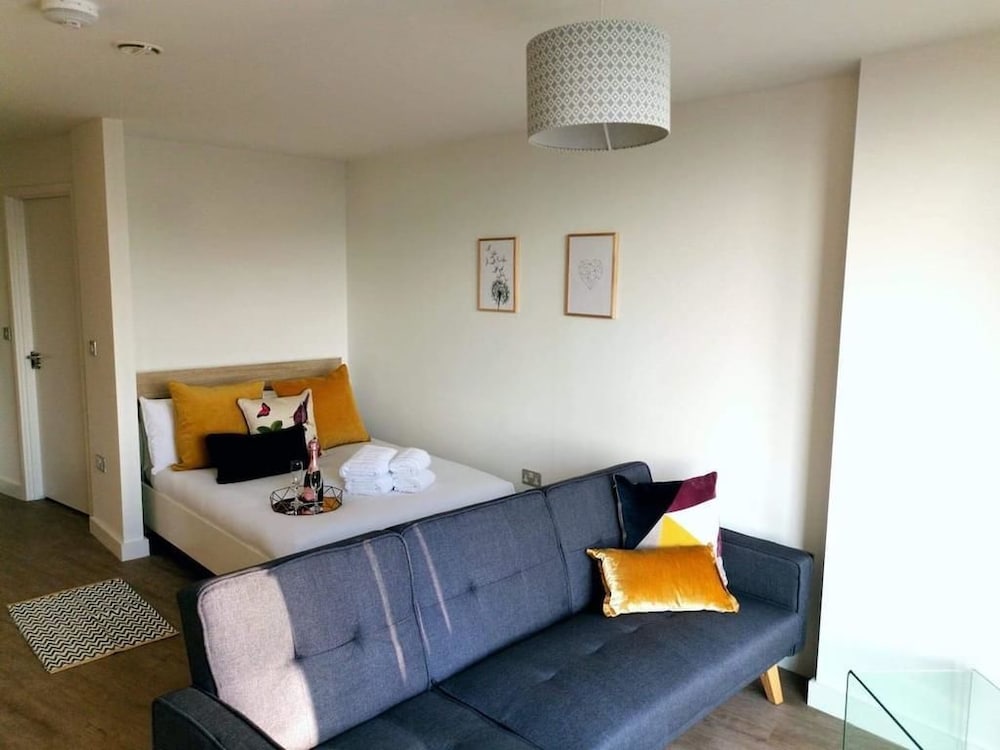 A Modern Studio With Great City Views - 17th Floor, City Views & 2 Minutes to Canal view 2