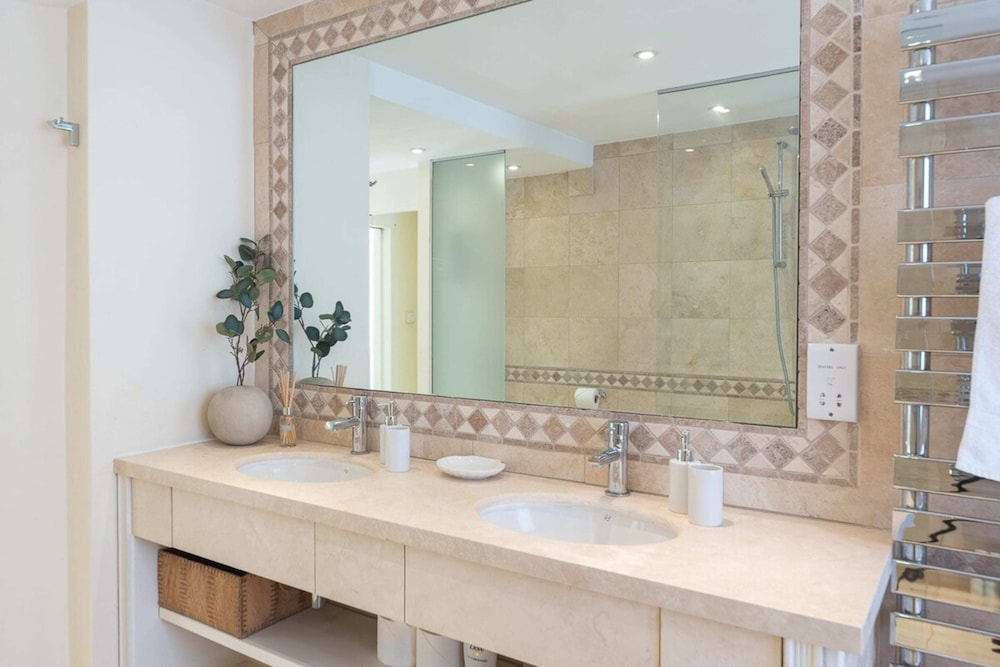 Elegant 3 Bedroom Home Located in South Kensington