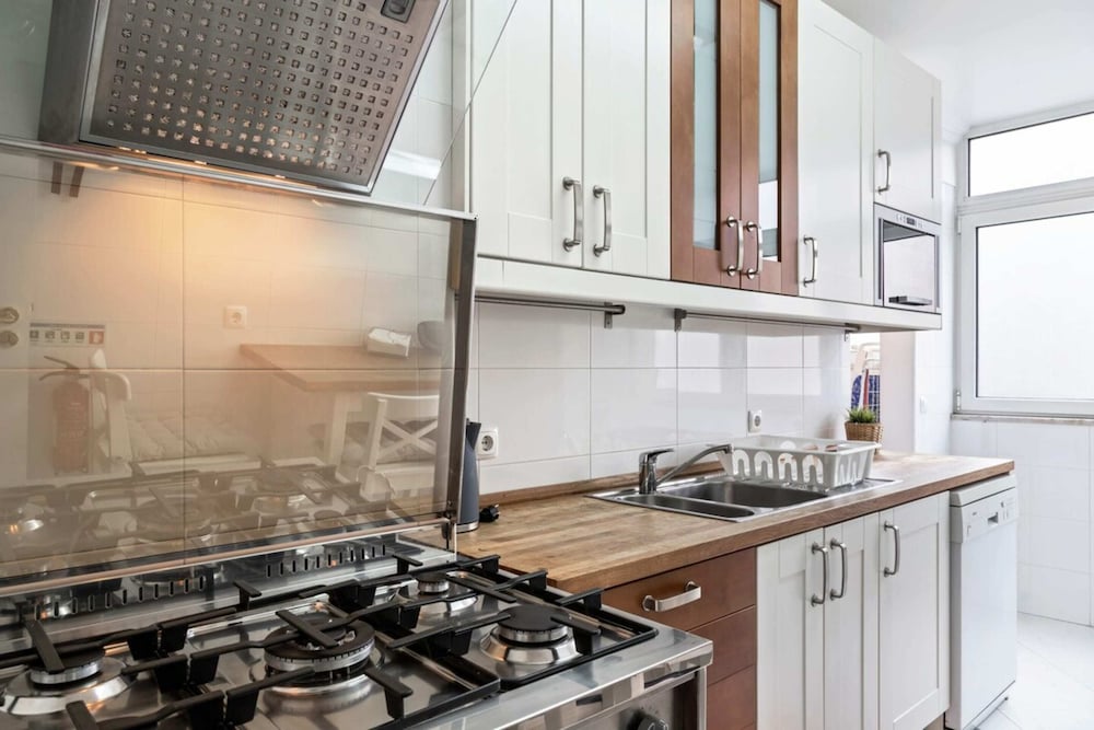 Large Contemporary 3 Bedroom Apartment